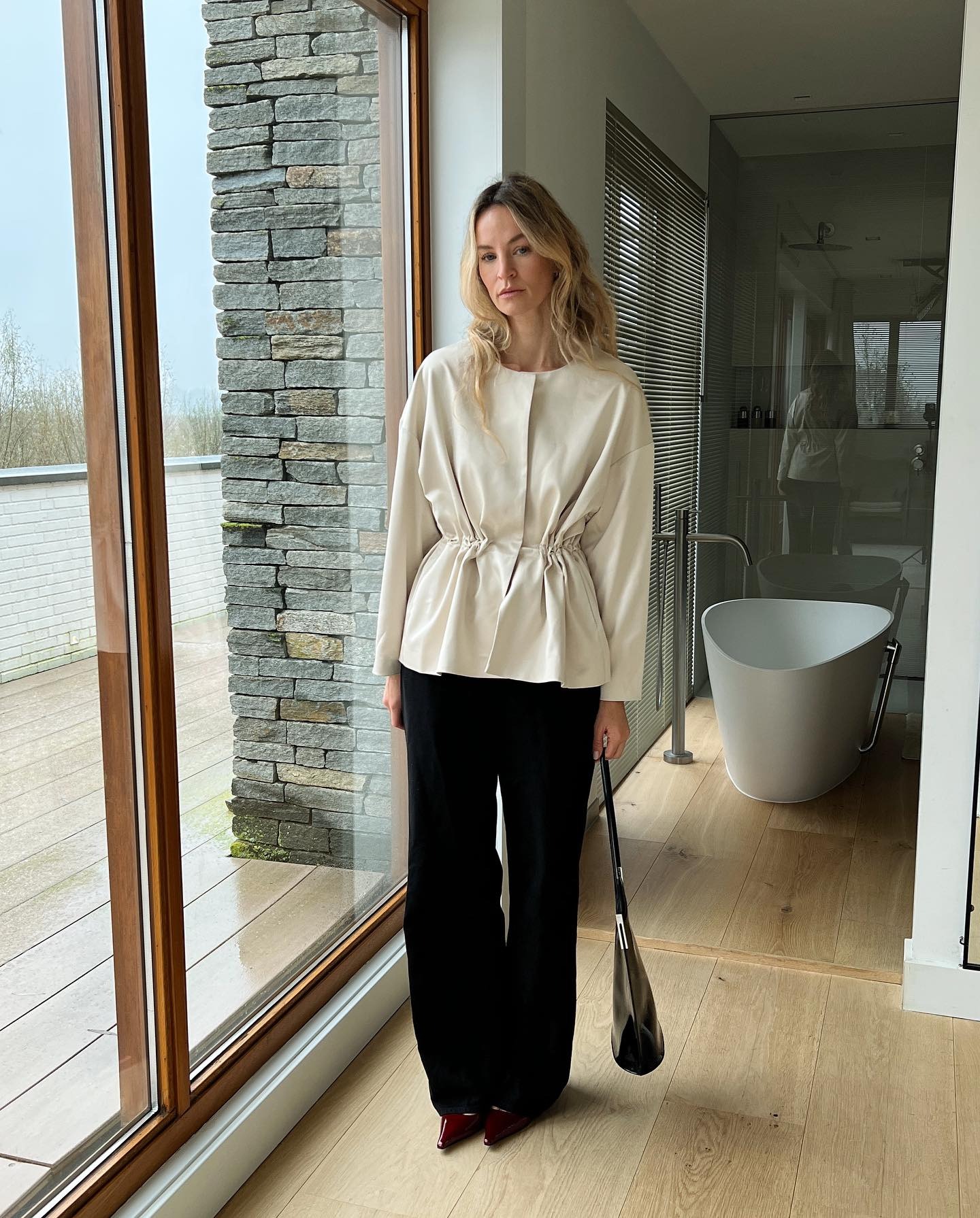 38bdtqytzowohn2sqxdnml Woman wearing peplum top as a spring 2026 trend.