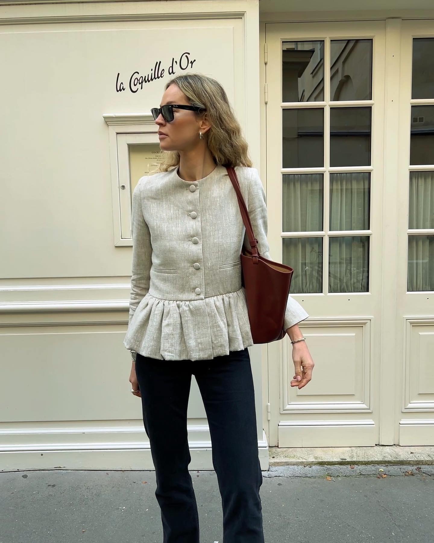 ksqfbtvsohuhcxjdnmzkml Woman wearing peplum top as a spring 2026 trend.