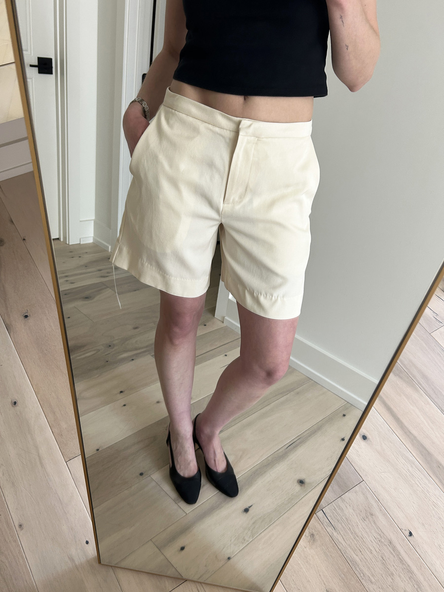 nzm3frnw3vavhgrbmkwncl Allyson Payer trying on Reformation Darcy Shorts.