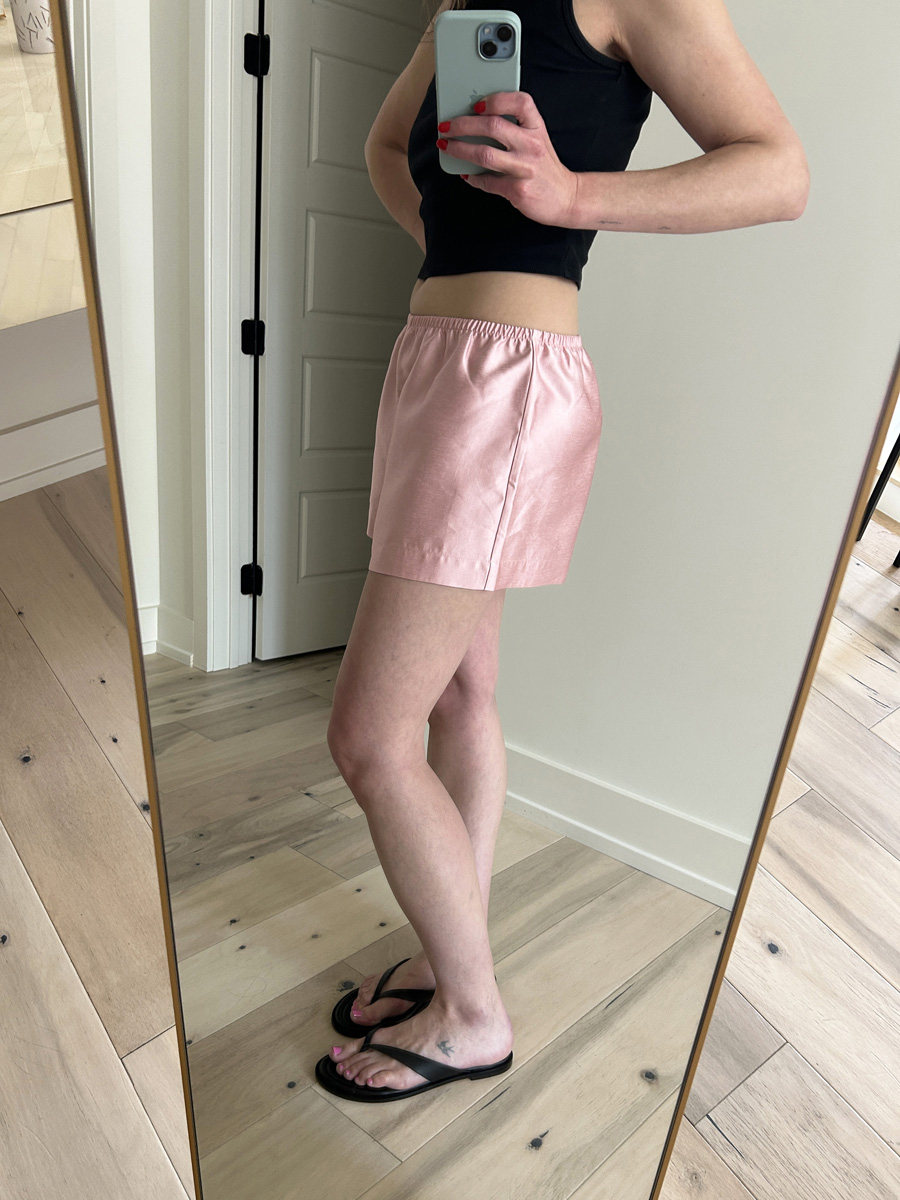 qezh4elpbdf6qsa2agejkl Allyson Payer trying on Reformation Nora Shorts.