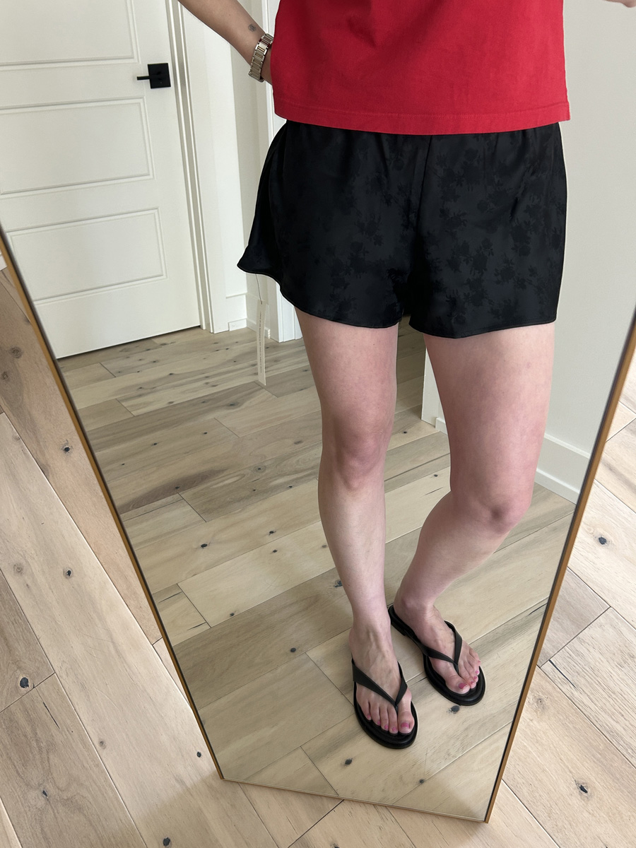 rbgev7frsoo5efst5n9v8l Allyson Payer trying on Reformation Gale Shorts.