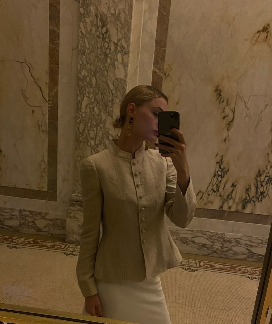 xkqwbavok5du3usxzkg8dl Woman wearing peplum top as a spring 2026 trend.